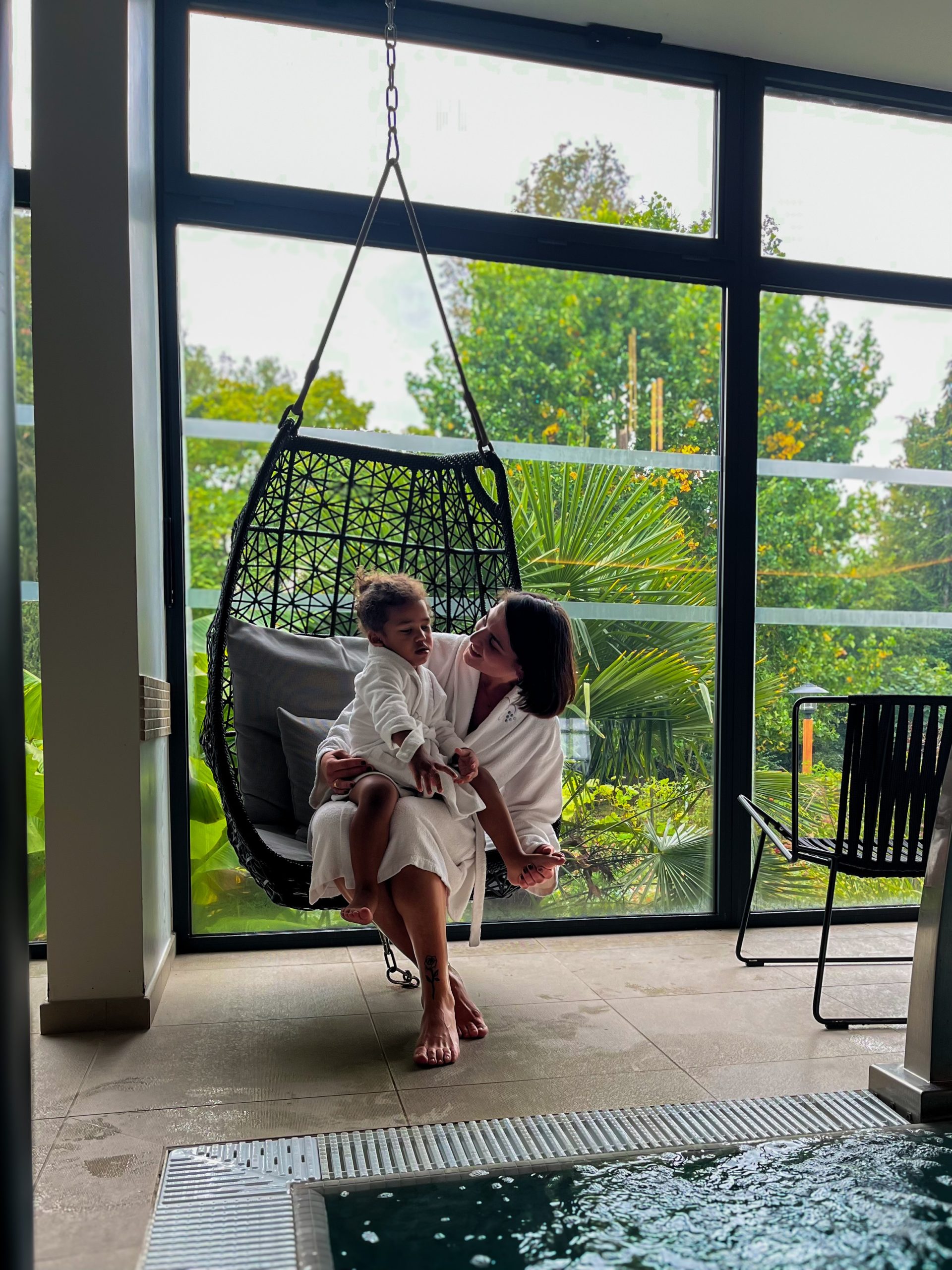 mère et fils au spa